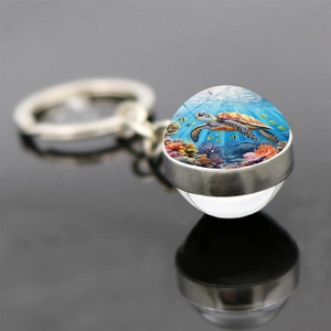 Détail macro du motif tortue et récif corallien dans un porte-clés en dôme de verre