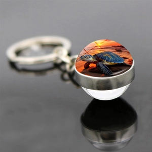 Vue macro d'un porte-clés globe en verre avec motif de tortue de mer artistique