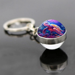 Vue macro du porte-clés cabochon tortue de mer avec illustration de récif corallien