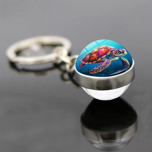 Vue macro du pendentif cabochon tortue marine avec base de porte-clés en métal argent