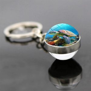 Porte-clés tortue marine avec dôme en verre coloré et pendentif en forme de boule cristal