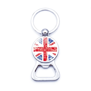 Detail eines Metall-Flaschenöffner-Schlüsselanhängers mit Londoner Motiven und Union Jack