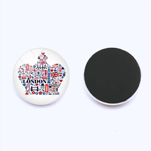 Vues avant et arrière d'un aimant de frigo rond motif Londres avec design couronne