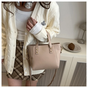Détail du sac cabas beige minimaliste en cuir PU avec clous dorés et bandoulière