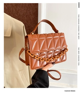 Détail du sac matelassé marron caramel avec chaîne en plastique et cuir PU au fini mat