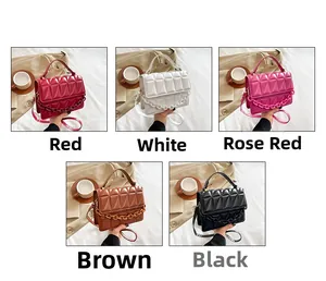 Sac bandoulière matelassé options de couleur rouge, blanc, magenta, marron et noir avec chaînes