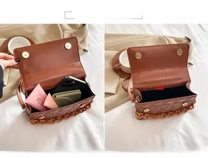 Vue intérieure d'un sac bandoulière marron matelassé montrant la capacité de rangement