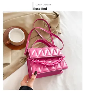 Détail du sac bandoulière matelassé rose rouge avec grosse chaîne et fini brillant
