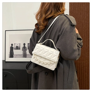 Détails du sac bandoulière matelassé blanc avec chaîne épaisse et poignée de transport chic