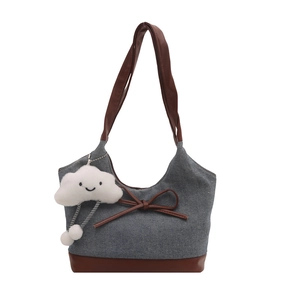 Borsa tote in denim con finiture in ecopelle marrone e ciondolo a nuvola bianca per donna