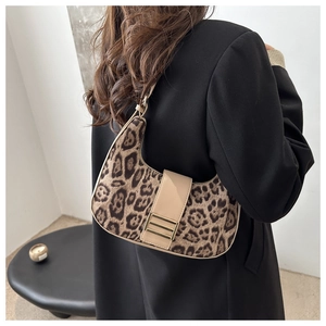 Dettaglio della borsa hobo leopardata con finiture in pelle beige e fibbie dorate