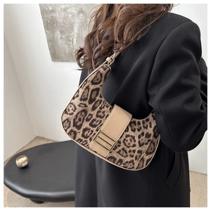 Dettaglio della borsa hobo leopardata con fibbia dorata e tracolla in pelle