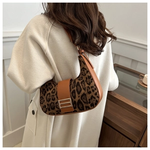 Borsa a spalla vintage leopardata con finiture in pelle marrone e fibbia dorata