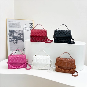 Sacs à bandoulière matelassés en plusieurs couleurs avec chaîne et texture chic
