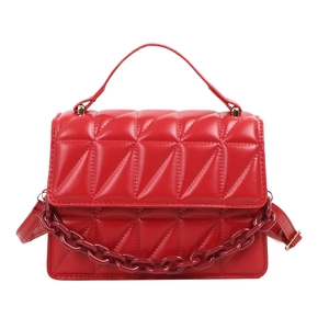 Sac bandoulière matelassé rouge avec chaîne en résine et similicuir à motif en V
