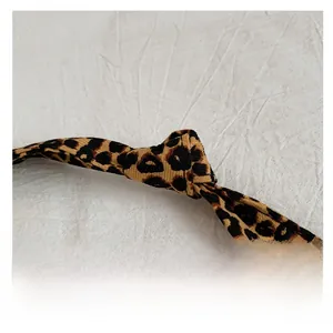 Nahaufnahme des Leopard-Stoffriemens mit handgefertigtem Knoten und feiner Textilstruktur