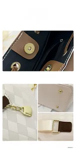 Détails du sac à dos beige matelassé avec fermoir magnétique doré et clous en métal