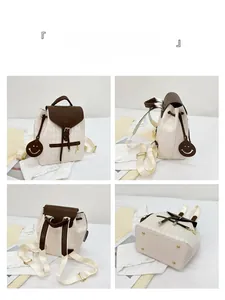 Vues détaillées du sac à dos à damier montrant le cordon et le charme de visage souriant