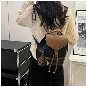 Sac à dos femme à motif matelassé avec breloque smiley élégante et détails dorés