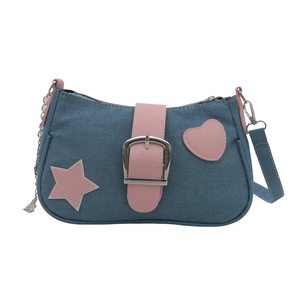 Borsa a spalla retrò in denim con toppe a cuore rosa e dettagli a catena argento