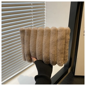 Detailansicht der weichen vertikalen Streifenstruktur dieser Plüsch-Handtasche