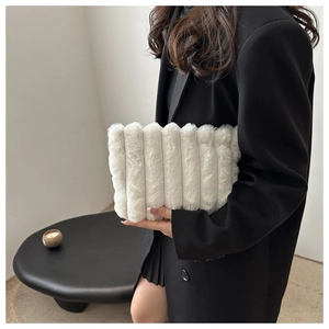 Detailansicht der weißen Kunstpelz-Clutch mit vertikalen Falten und weicher Textur