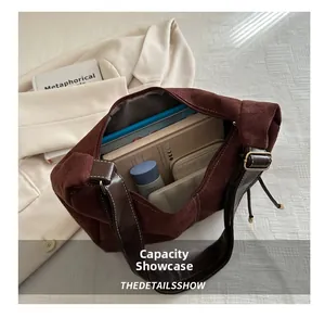 Grand sac cabas en daim marron foncé montrant l'espace de rangement pour les livres