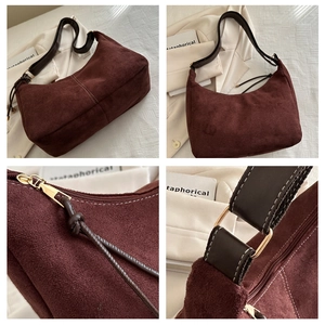 Détails du sac hobo en daim bordeaux avec bandoulière en cuir et finitions dorées chic