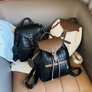 Sac à dos mode en cuir matelassé noir, marron et crème avec un rabat élégant