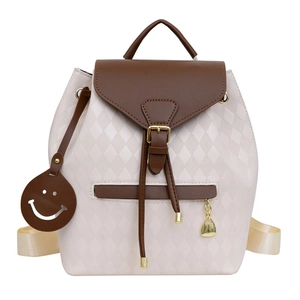 Sac à dos matelassé beige chic pour femme avec bordure marron et breloque smiley
