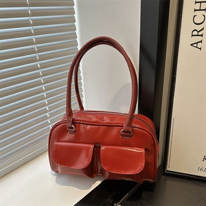 Dunkelrote Vintage-Handtasche mit zwei Vordertaschen und langen Griffen im minimalistischen Stil