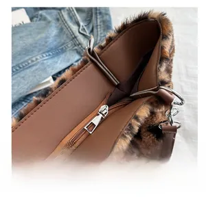 Vue détaillée du sac cabas en fausse fourrure léopard avec fermeture éclair fluide