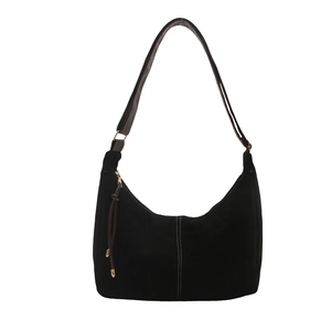 Sac hobo minimaliste en daim noir avec bandoulière marron et pompon décoratif