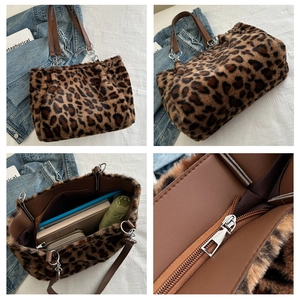 Détail du sac cabas en peluche léopard avec intérieur spacieux et poignées en cuir