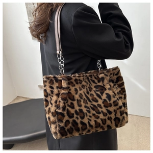 Détail du sac cabas léopard en fausse fourrure avec cuir marron et chaîne argentée