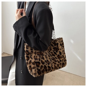 Gros plan du sac cabas en peluche léopard avec cuir marron et chaîne dorée