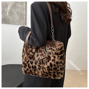 Grand sac cabas léopard en fausse fourrure avec bandoulière cuir et chaîne portée épaule