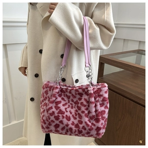 Détail du sac cabas en fausse fourrure léopard rose avec bandoulière et chaîne métallique