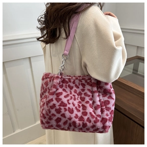 Détail du sac cabas en peluche rose à motif léopard avec bandoulière en cuir