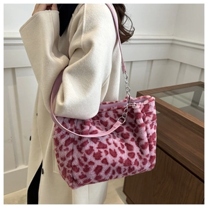 Sac fourre-tout rose en peluche léopard avec bandoulière en similicuir et chaîne sur modèle