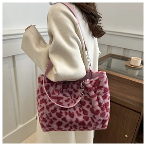 Détail du sac cabas en peluche léopard rose avec fausse fourrure et chaîne argentée
