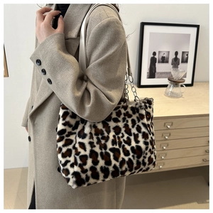 Détail d'un sac cabas en fausse fourrure léopard avec chaîne argentée et bandoulière cuir