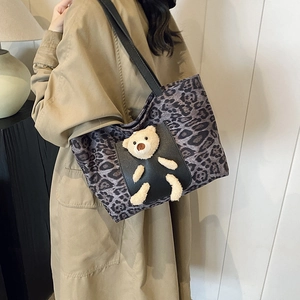 Leopard Canvas Shopper Tasche mit Plüschbär-Anhänger und schwarzen Lederriemen
