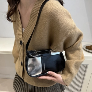 Damen Achseltasche in Schwarz und Silber mit Kette und glänzendem PU-Finish