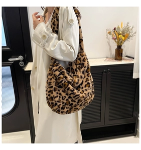 Detailansicht einer großen Schultertasche mit Leopardenmuster aus weichem Plüsch