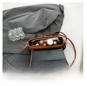 Innenansicht der braunen Ledertasche mit Stauraum für Smartphone und Lippenstifte