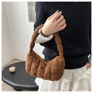 Sac hobo matelassé marron avec texture plissée tendance et design d'épaule minimaliste