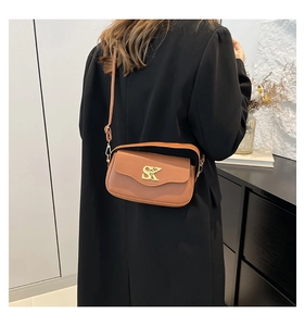 Detailansicht der braunen Vintage-Achseltasche mit goldener SK-Metallschnalle als Crossbody