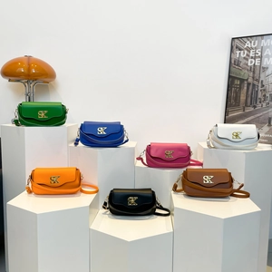 Damen Schultertasche aus PU-Leder in sieben Farben mit goldenem SK-Metallverschluss