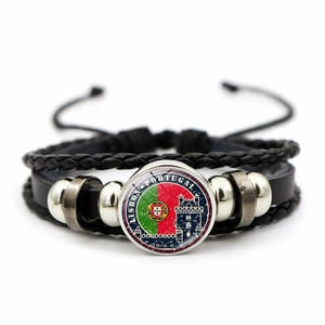 Dettaglio del bracciale in pelle intrecciata con ciondolo in vetro bandiera Lisbona
